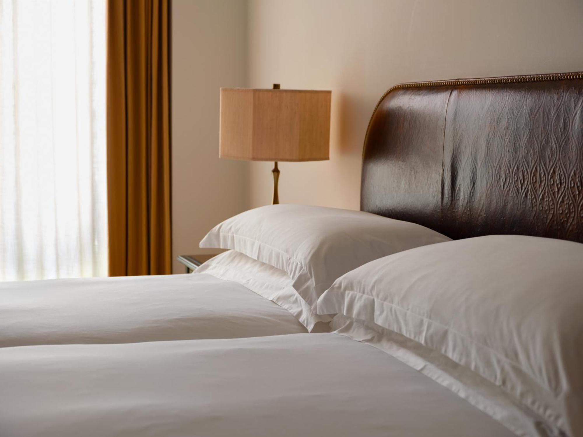 Nomad London Hotel Екстериор снимка A bed with two pillows