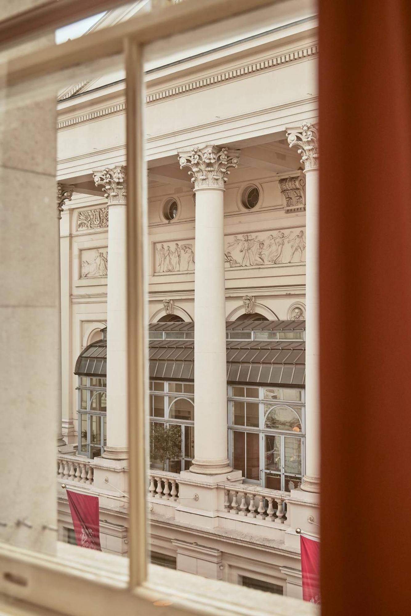 Nomad London Hotel Екстериор снимка The interior of the National Museum of Natural History