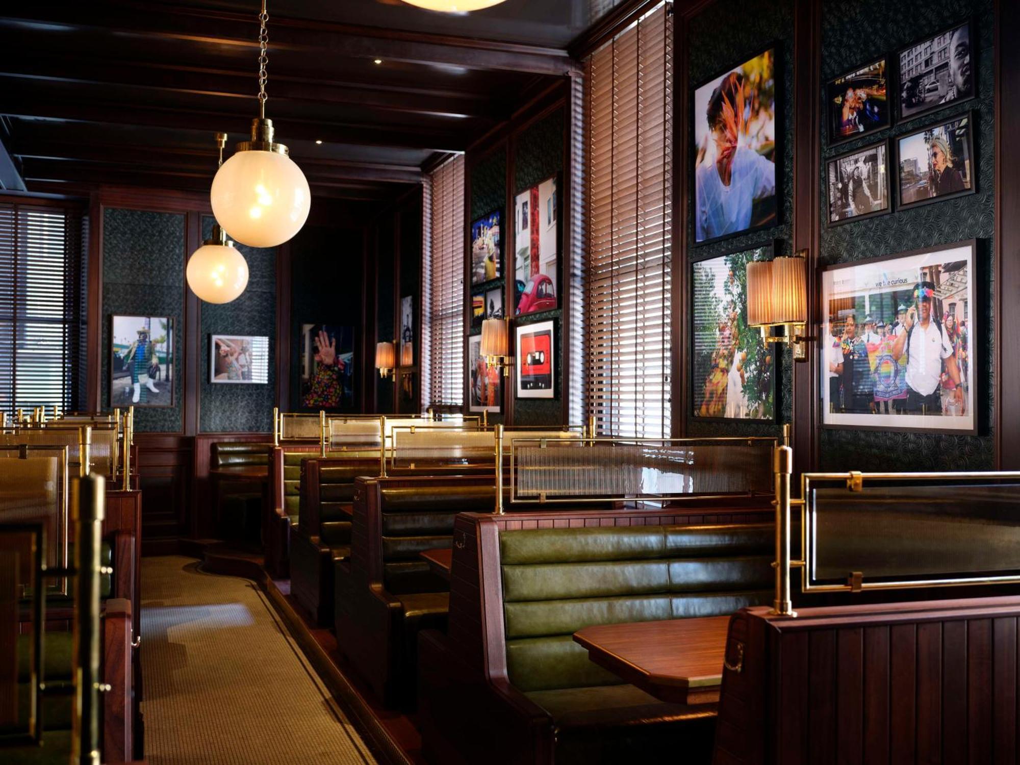 Nomad London Hotel Екстериор снимка Interior of a typical PF. Chang's