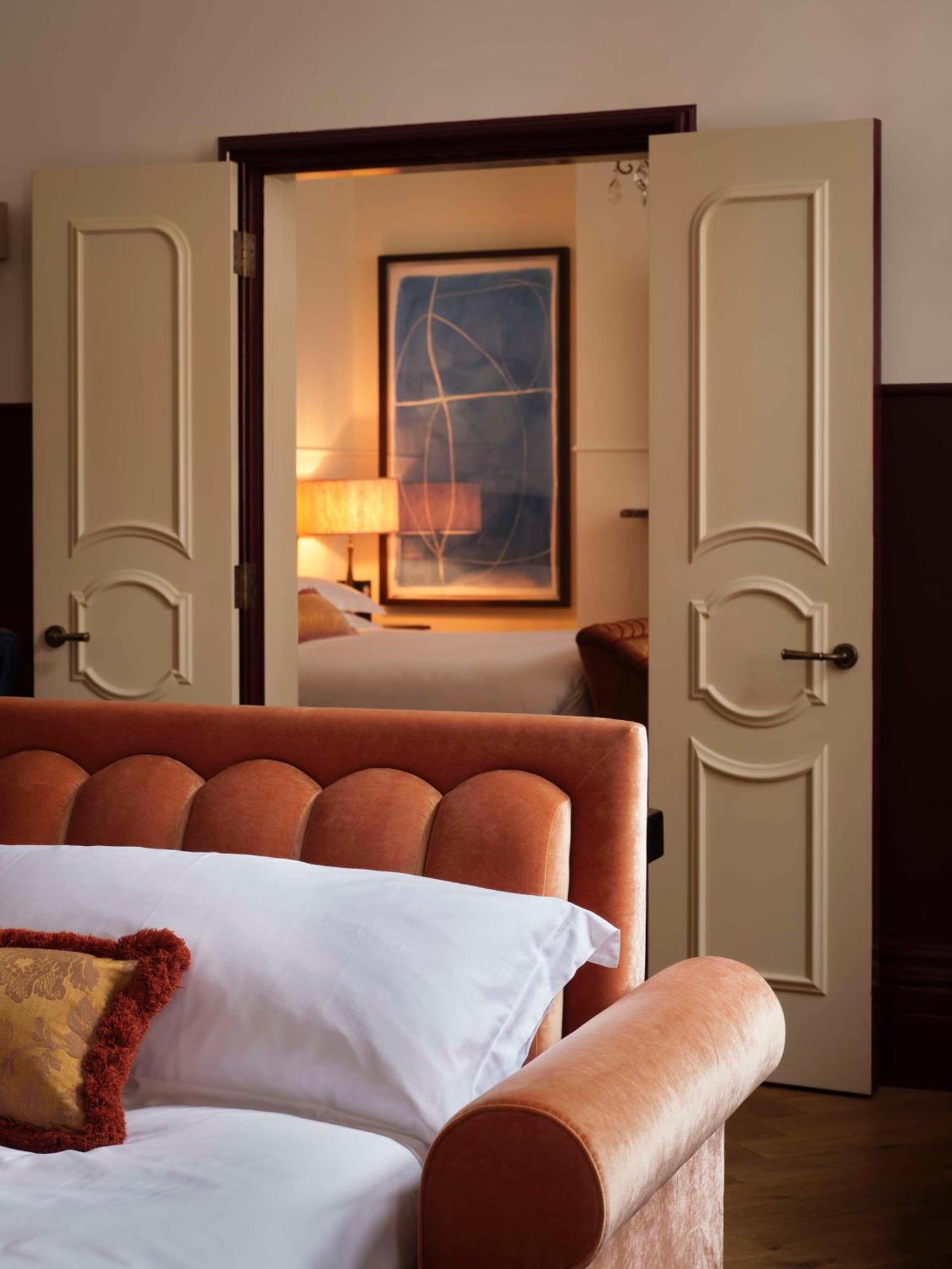 Nomad London Hotel Екстериор снимка A bedroom at The Ritz-Carlton, Dubai